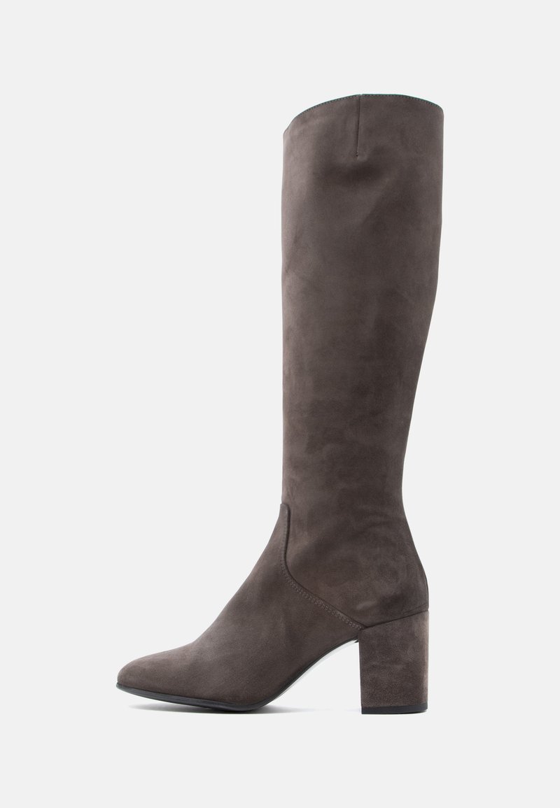 Καφέ σουέντ μπότες μέχρι το γόνατο με μυτερή μύτη και χοντρό τακούνι, με λεία υφή και ελάχιστες ραφές.