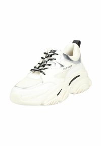 Kvalitní bílý sneaker s chunky designem, stříbrnými akcenty, černými šňůrkami a strukturovanou gumovou podrážkou. Boční logo, polstrovaný límec a zesílená špička.