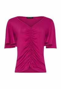 Top fucsia hecho de tela suave, con escote en V, mangas cortas y detalles fruncidos en la parte delantera para añadir textura y forma.