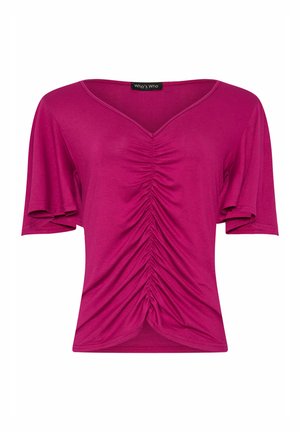 Fuksjowa bluzka z miękkiego materiału, z dekoltem w serek, krótkimi rękawami oraz marszczeniami z przodu, które dodają tekstury i kształtu.