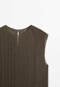 Ruskea ilman hihoja paita, jossa on pyöreä pääntie. Paitassa on hienovarainen pystyribbaus ja pieni nappikiinnitys takana. Teksturoitu kangas.