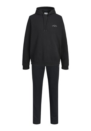 Musta huppari, jossa edessä tasku ja kiristysnyörit, yhdistetty samansävyisiin mustiin collegehousuihin, joissa on resorit nilkoissa.