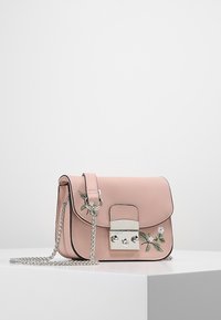 Borsa a tracolla in pelle rosa con chiusura argento, ricamo floreale e tracolla a catena. Forma rettangolare compatta con chiusura a patta.