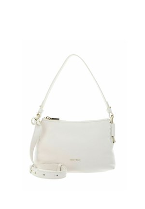 Borsa a mano in pelle bianca con cerniera dorata e tracolla regolabile, con il nome del marchio "Coccinelle" in piccole lettere dorate.