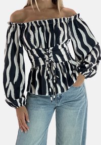 Schwarz-weiß gestreifte schulterfreie Bluse mit gepufften Ärmeln, gerafftem Saum und verstellbarem Tunnelzug vorne für eine taillierte Passform.
