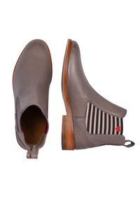 Stivaletti alla caviglia in pelle grigia con una finitura liscia, punta arrotondata e pannelli laterali elasticizzati a righe con un piccolo dettaglio a forma di cuore rosso.