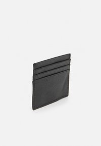 Portafoglio in pelle nera con finitura strutturata, dotato di quattro slot per carte e un design elegante. Cuciture rinforzate per garantire durata.