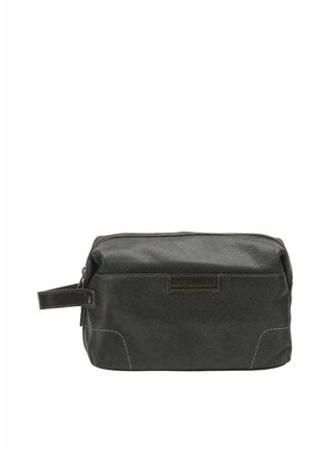 Trousse de toilette rectangulaire en cuir gris foncé avec fermeture éclair et anse latérale sur fond blanc.