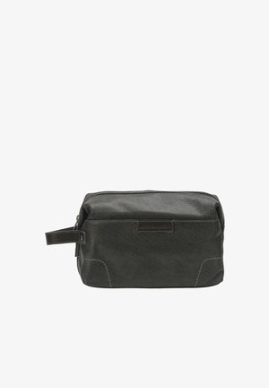 Trousse de toilette rectangulaire en cuir gris foncé avec fermeture éclair et anse latérale sur fond blanc.