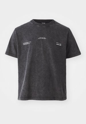Dunkelgraues Baumwoll-T-Shirt mit Rundhalsausschnitt, kurzen Ärmeln und weißem Drucktext. Der Text befindet sich auf der Vorderseite. Weiche Textur.