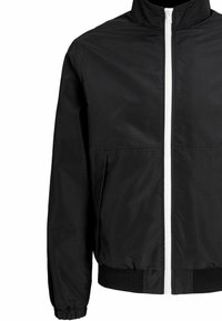 Giacca bomber nera con colletto alto, zip frontale bianca, polsini e orlo elasticizzati, realizzata in un tessuto liscio e con un design minimale.