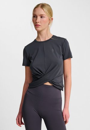 Donkergrijze sport T-shirt met een gedraaide voorkant, korte mouwen en een ronde halslijn, gecombineerd met bijpassende leggings.