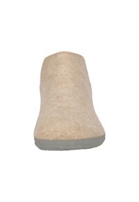 Beige filtsandal med glat overflade, rund design, blød tekstur og grå gummisal. Har et minimalistisk og sømløst udseende.