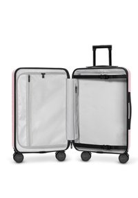 Hartschalentrolley in Pink mit einem schwarzen Reißverschluss, zwei Fächern, einer Netztasche und einem Teleskopgriff. Vier leichtläufige Rollen. Innenausstattung in Silber.