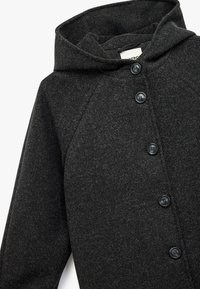 Cappotto in misto lana nero con cappuccio, caratterizzato da una superficie testurizzata, maniche a raglan e cinque bottoni neri sul davanti.