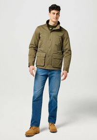 Wrangler INSULATED FIELD FOR REGULAR FIT . - Lichte jas - ivy green