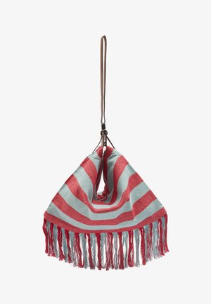Torba z materiału w paski w czerwonym i jasnoniebieskim kolorze o trójkątnym kształcie i frędzlami na krawędziach. Posiada brązowy skórzany pasek do noszenia.