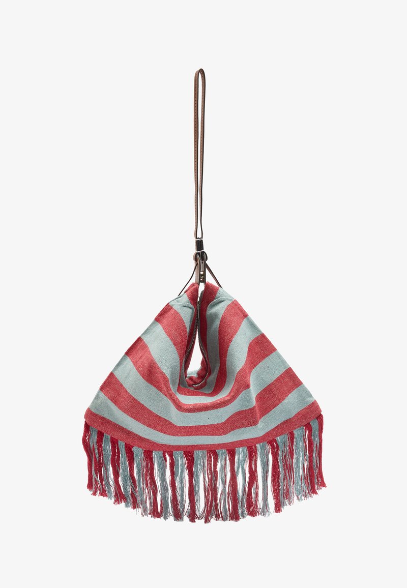Torba z materiału w paski w czerwonym i jasnoniebieskim kolorze o trójkątnym kształcie i frędzlami na krawędziach. Posiada brązowy skórzany pasek do noszenia.