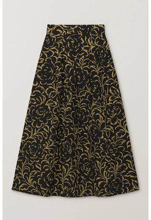O fustă neagră cu modele florale aurii, cu talie înaltă, pliuri și o siluetă evazată în formă de A. Textură de material neted.
