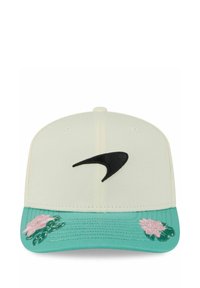 Kappe mit einer cremefarbenen Krone und einem türkisfarbenen Schirm. Sie besitzt ein schwarzes Logo und bestickte rosa Blumen auf jeder Seite des Schirms.