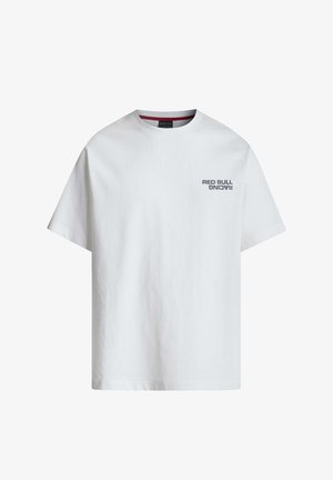 Bijela pamučna majica kratkih rukava s okruglim izrezom i logotipom "RED BULL RACING" ispisanim sivom bojom na lijevoj strani.