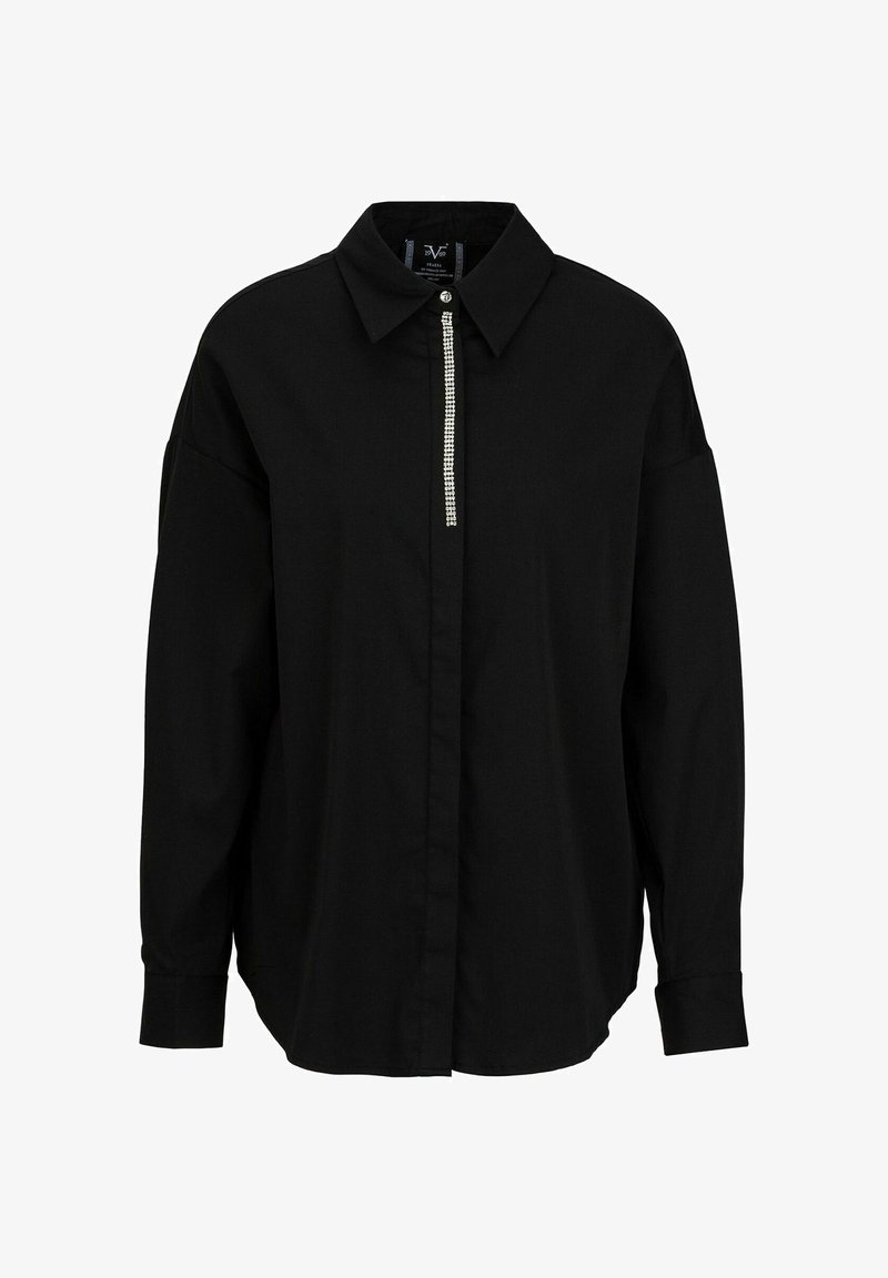 Schwarzes Langarmshirt mit spitzem Kragen, das einen Frontreißverschluss mit dekorativen Details aufweist, aus einem glatten Stoff gefertigt und mit einer lockeren Passform.