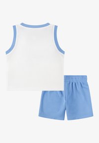 Vit ärmlös topp med ljusblå detaljer kombinerad med ljusblå shorts. Tyget är andningsbar mesh; shortsens midja har elastisk resår.