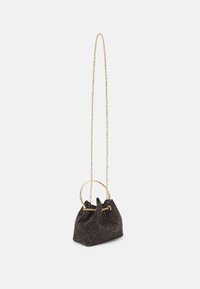 Sac à main noir scintillant avec un sommet cintré, une bandoulière en chaîne dorée et une poignée en métal ronde. La surface texturée ajoute un intérêt visuel.