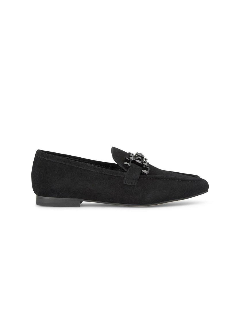 Mocassini neri in suede con tacco piatto, caratterizzati da un accento decorativo di perline sulla tomaia. Silhouette slim con dettagli cuciti lungo i bordi.