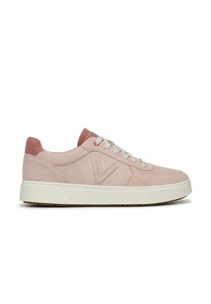 Baskets en suède rose clair avec une semelle en caoutchouc blanche, dotées de lacets gris, d'un col rembourré et d'un motif discret en forme de V sur le côté.