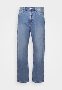 Jeans cargo de mezclilla azul claro con pierna recta, que cuentan con bolsillos laterales y cierre con botón en la cintura. Textura suave, diseño casual.