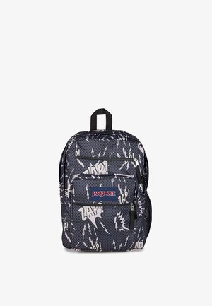 Mørkegrå Jansport rygsæk med sorte prikker, hvide lyn og "ZAP!" tekstmønster med lynlåslommer foran og øverst.