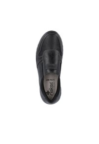 Chaussure noire en cuir avec un design à enfiler, présentant des coutures contrastées, une texture lisse et un logo en relief sur la semelle intérieure.