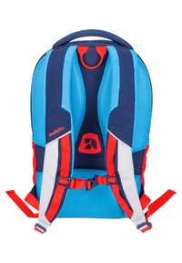 En blå och marinblå ryggsäck med nätfodrade remmar och en röd accent. Funktioner inkluderar justerbara sidspännen och ergonomiskt ryggstöd.
