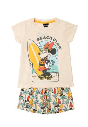 Camisa beige de manga corta para niños con Minnie Mouse sosteniendo una tabla de surf amarilla y pantalones cortos a juego con un patrón de palmeras y tablas de surf.