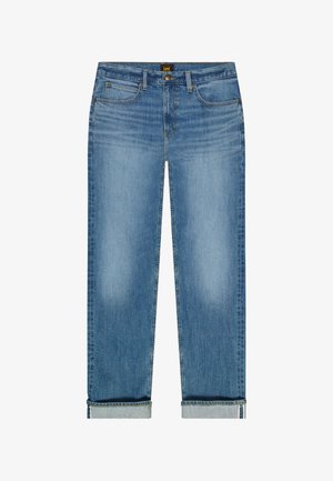 Jeans de mezclilla azul con puños remangados, diseño clásico de cinco bolsillos, sutil desgaste en los muslos y una etiqueta de la marca Lee en la pretina.