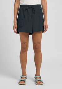 Dunkelblaue Sportshorts mit elastischem Bund, Kordelzug und Vordertaschen, die eine glatte Textur und einen knielangen Schnitt aufweisen.