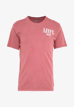 T-shirt rosa polvere a maniche corte con scollo rotondo e logo bianco Levi's sul petto in alto a sinistra.