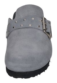 Graue Wildlederschuhe mit einer schwarzen Sohle, die eine auffällige Schnalle und Nietenakzente am Riemen aufweisen. Glatte Oberfläche und runder Zehenbereich.