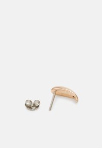 Roze gouden metalen sluiting met een gebogen ontwerp en een zilverkleurig onderdeel. Soepele textuur, minimalistische esthetiek en functionele hardware.