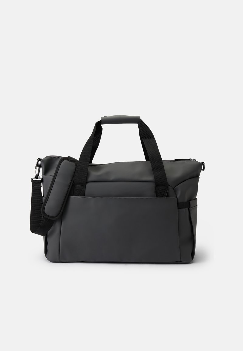 Mala de desporto preta feita de material liso e durável. Apresenta alças duplas, uma alça de ombro ajustável e um bolso frontal com fecho éclair.