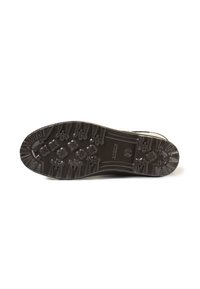 Semelle de chaussure en caoutchouc noir avec un motif texturé présentant plusieurs motifs de grip et des rainures pour l'adhérence. Comprend des accents en relief et un logo.