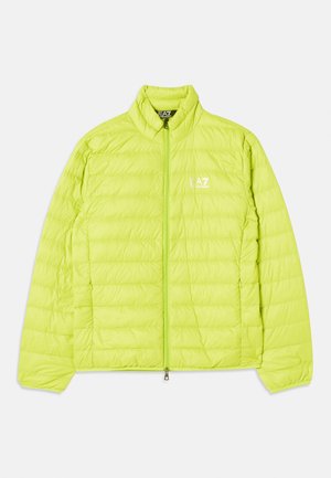 Vihreä lime väri puffer-takki, jossa on vaakasuora ommeltu kuvio, korkea kaulus ja vetoketjusuljenta. Takissa on pieni valkoinen logo vasemmassa rinnassa.