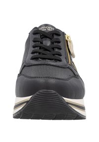 Schwarzer Sneaker mit einem strukturierten Lederoberteil, gepolstertem Kragen, schwarzen Schnürsenkeln, seitlichem Reißverschluss und einer kontrastierenden weißen Sohle mit schwarzen Streifen.