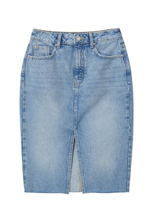 Jupe crayon en denim bleu clair avec une fente avant, passants pour ceinture, deux poches avant, et une fermeture par bouton et fermeture éclair.