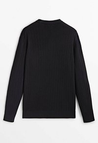 Pull en maille noir à manches longues avec un motif chevron en torsade, poignets, ourlet et encolure ronde côtelés, vu de dos.