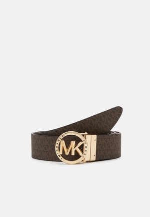Cinturón marrón de diseñador con patrón repetido de MK y hebilla redonda dorada con el logo MK y texto "Michael Kors".