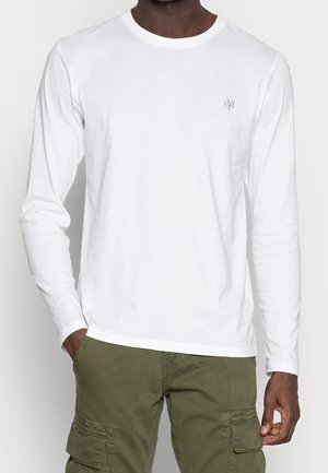 Weißes Langarm-T-Shirt mit rundem Ausschnitt und kleinem grauem Logo auf der linken Brust; weicher, glatter Stoff; kombiniert mit olivgrünen Cargo-Hosen.