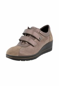 Sneaker con zeppa in pelle e camoscio color taupe con un motivo testurizzato, dotata di due cinture regolabili in Velcro e suola in gomma.