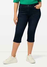 Ulla Popken CORSAIRE SARAH 5 POCHES AVEC BAS DE JAMBE FENDU - Shorts vaqueros - rinsed wash